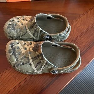 Kids real tree camo crocs size 11